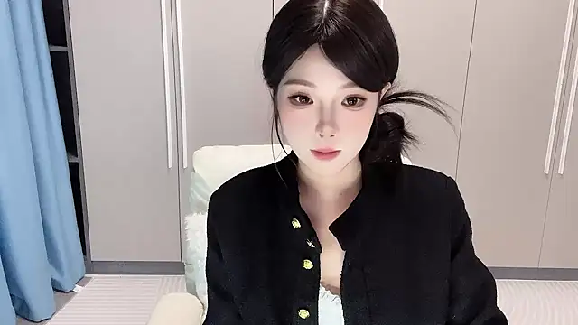 Snapshot of Q-ing chatting on 10/13/25, 01:11 Q-ing online show from 10/13/25, 01:11