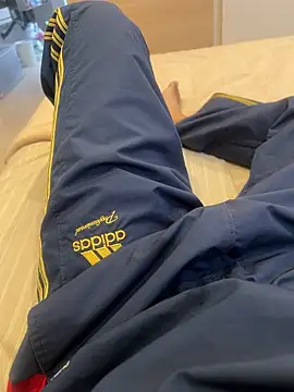 Snapshot of adidas-1995 chatting on 11/17/25, 05:02 adidas-1995 online show from 11/17/25, 05:02