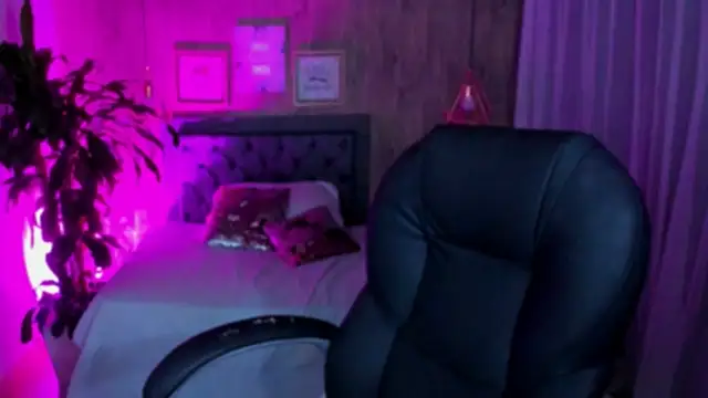 Snapshot of Xisu_ chatting on 12/19/24, 04:13 Xisu online show from 12/19/24, 04:13