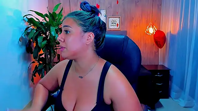 Snapshot of Xisu_ chatting on 02/14/25, 04:04 Xisu online show from 02/14/25, 04:04