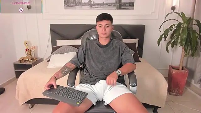 Snapshot of Cristopher_strong chatting on 05/17/26, 01:51 Cristopher strong online show from 05/17/26, 01:51