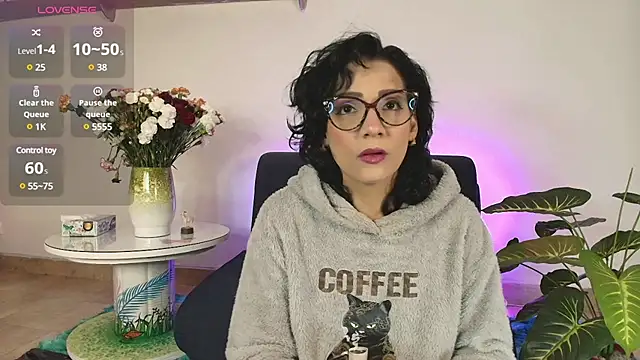 Snapshot of Elliee_ chatting on 02/13/25, 12:43 Elliee online show from 02/13/25, 12:43