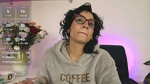 Snapshot of Elliee_ chatting on 02/13/25, 06:48 Elliee online show from 02/13/25, 06:48