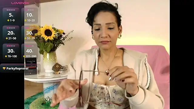 Snapshot of Elliee_ chatting on 02/18/25, 04:16 Elliee online show from 02/18/25, 04:16