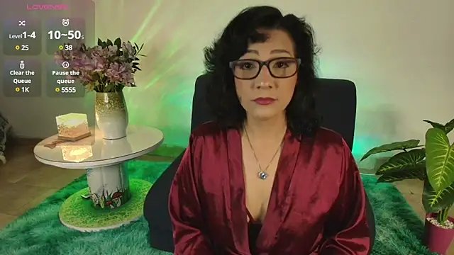 Snapshot of Elliee_ chatting on 03/11/25, 12:17 Elliee online show from 03/11/25, 12:17