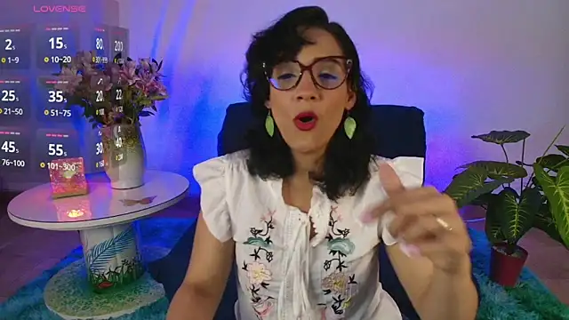 Snapshot of Elliee_ chatting on 03/12/25, 07:17 Elliee online show from 03/12/25, 07:17