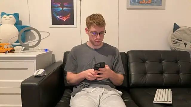 Snapshot of BlueEyedTallGuy94 chatting on 12/16/24, 04:23 BlueEyedTallGuy94 online show from 12/16/24, 04:23