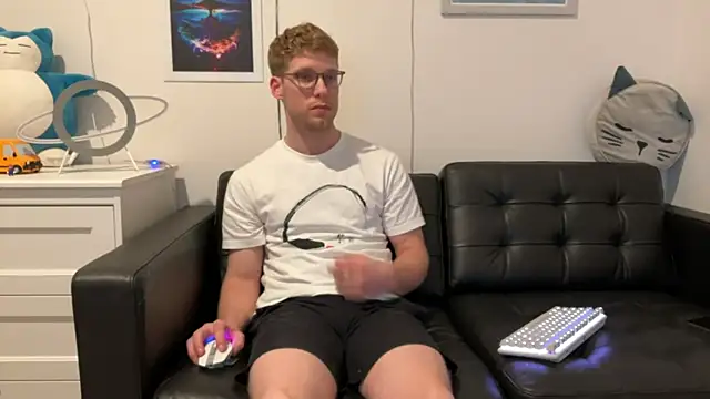 Snapshot of BlueEyedTallGuy94 chatting on 12/19/24, 04:56 BlueEyedTallGuy94 online show from 12/19/24, 04:56