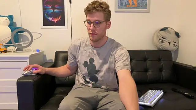 Snapshot of BlueEyedTallGuy94 chatting on 12/30/24, 07:04 BlueEyedTallGuy94 online show from 12/30/24, 07:04