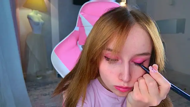 Snapshot of b4by_LoL1 chatting on 11/21/25, 03:00 b4by LoL1 online show from 11/21/25, 03:00