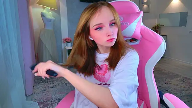 Snapshot of b4by_LoL1 chatting on 12/03/25, 11:30 b4by LoL1 online show from 12/03/25, 11:30