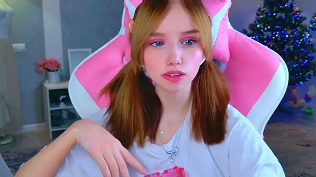 Snapshot of b4by_LoL1 chatting on 12/19/25, 11:17 b4by LoL1 online show from 12/19/25, 11:17