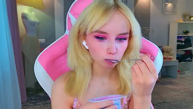 Snapshot of b4by_LoL1 chatting on 02/01/26, 08:57 b4by LoL1 online show from 02/01/26, 08:57