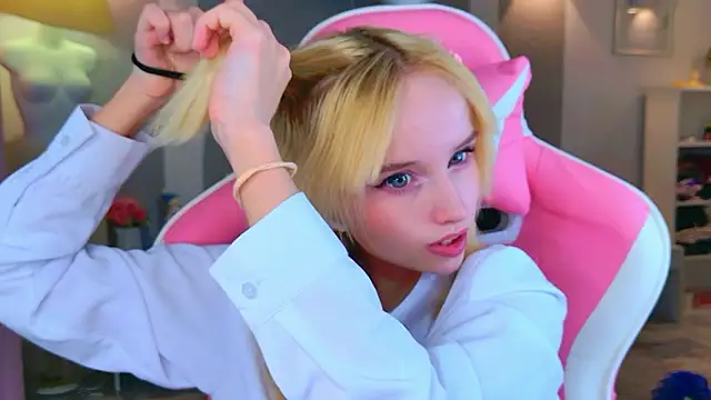 Snapshot of b4by_LoL1 chatting on 02/13/26, 12:23 b4by LoL1 online show from 02/13/26, 12:23