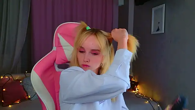 Snapshot of b4by_LoL1 chatting on 02/27/26, 02:17 b4by LoL1 online show from 02/27/26, 02:17