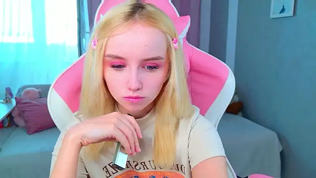 Snapshot of b4by_LoL1 chatting on 02/28/26, 08:37 b4by LoL1 online show from 02/28/26, 08:37