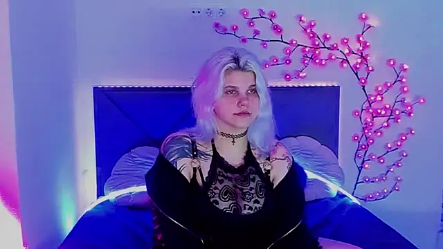 Snapshot of JoannLowe chatting on 05/14/26, 07:31 JoannLowe online show from 05/14/26, 07:31