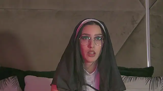 AishaHummer online show from 10/31/25, 08:54