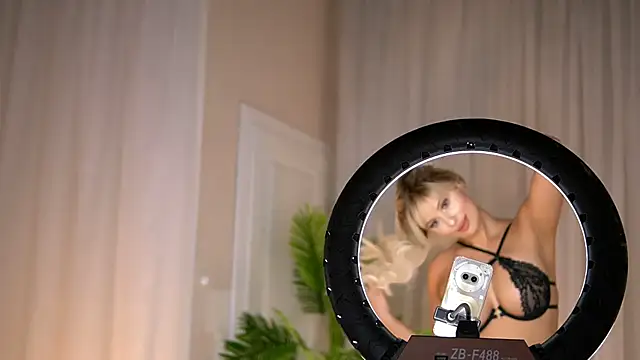 Snapshot of AdelineKing chatting on 09/10/25, 01:38 AdelineKing online show from 09/10/25, 01:38