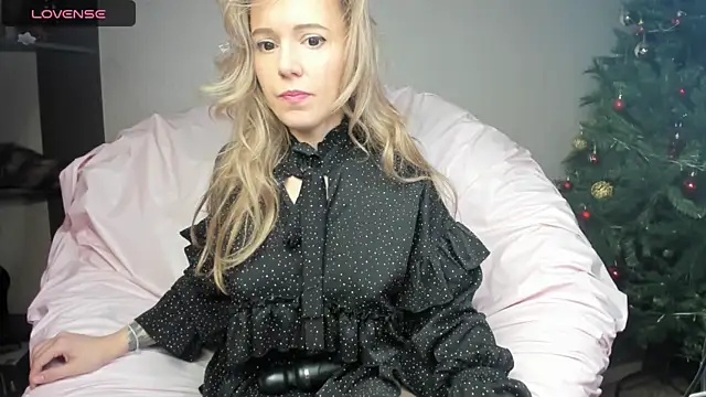 Snapshot of foxy_blond chatting on 12/27/24, 09:28 foxy blond online show from 12/27/24, 09:28