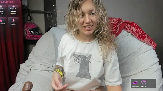 Snapshot of foxy_blond chatting on 02/05/25, 03:45 foxy blond online show from 02/05/25, 03:45