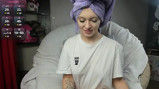 Snapshot of foxy_blond chatting on 02/25/25, 03:42 foxy blond online show from 02/25/25, 03:42