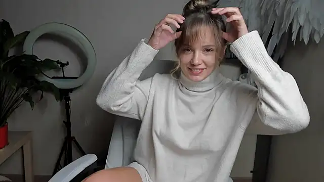 Snapshot of foxy_blond chatting on 09/16/25, 12:11 foxy blond online show from 09/16/25, 12:11