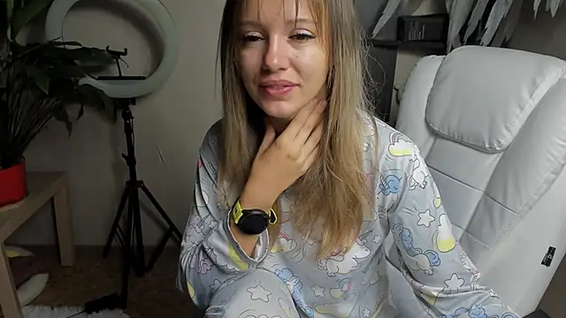 Snapshot of foxy_blond chatting on 09/18/25, 12:23 foxy blond online show from 09/18/25, 12:23