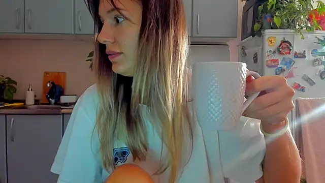 Snapshot of foxy_blond chatting on 10/18/25, 12:13 foxy blond online show from 10/18/25, 12:13