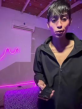 Snapshot of Mauuu18 chatting on 11/14/25, 12:53 Mauuu18 online show from 11/14/25, 12:53