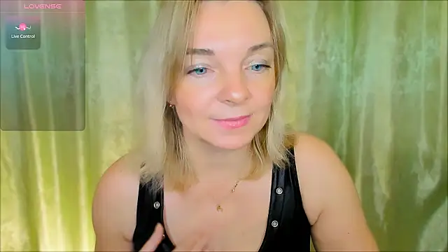 Snapshot of Regina__blue chatting on 12/02/24, 03:25 Regina blue online show from 12/02/24, 03:25