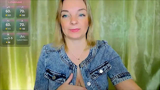 Snapshot of Regina__blue chatting on 12/05/24, 06:11 Regina blue online show from 12/05/24, 06:11