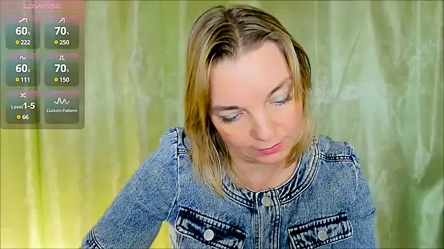 Snapshot of Regina__blue chatting on 12/13/24, 01:55 Regina blue online show from 12/13/24, 01:55