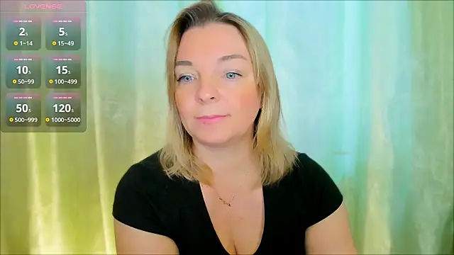 Snapshot of Regina__blue chatting on 12/17/24, 12:11 Regina blue online show from 12/17/24, 12:11