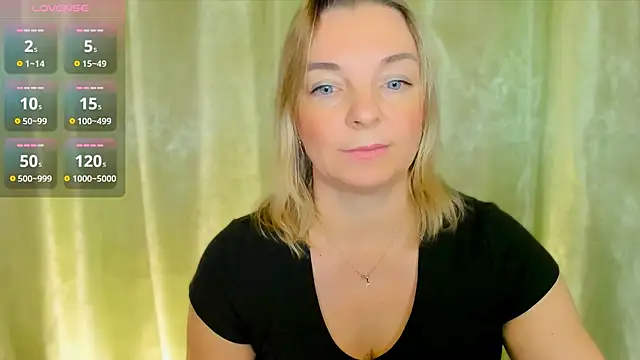 Snapshot of Regina__blue chatting on 12/17/24, 03:17 Regina blue online show from 12/17/24, 03:17