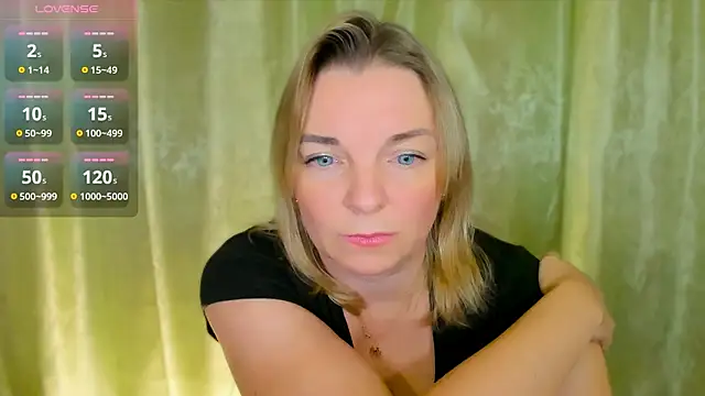 Snapshot of Regina__blue chatting on 12/17/24, 08:43 Regina blue online show from 12/17/24, 08:43