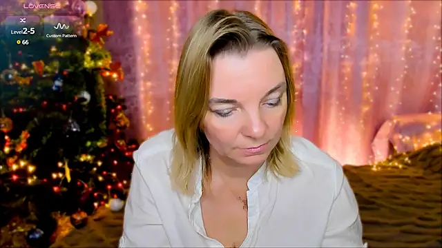 Snapshot of Regina__blue chatting on 12/26/24, 07:27 Regina blue online show from 12/26/24, 07:27