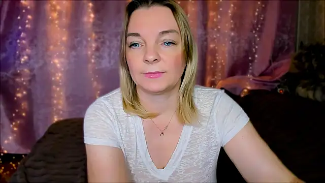 Snapshot of Regina__blue chatting on 01/14/25, 04:29 Regina blue online show from 01/14/25, 04:29