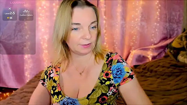 Snapshot of Regina__blue chatting on 01/22/25, 05:17 Regina blue online show from 01/22/25, 05:17