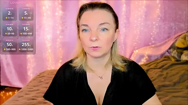 Snapshot of Regina__blue chatting on 01/23/25, 01:35 Regina blue online show from 01/23/25, 01:35