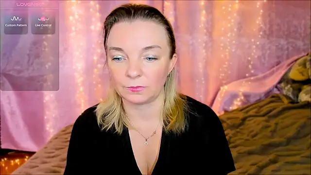 Snapshot of Regina__blue chatting on 01/23/25, 05:10 Regina blue online show from 01/23/25, 05:10