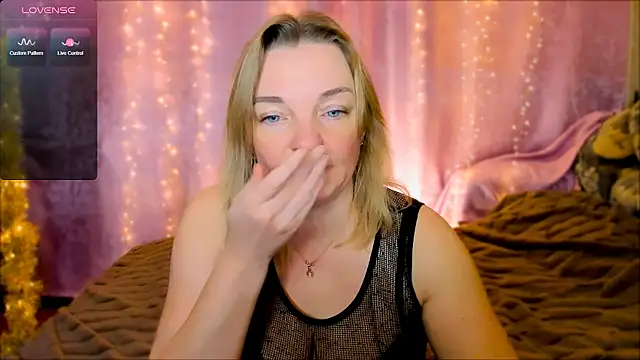 Snapshot of Regina__blue chatting on 01/24/25, 06:56 Regina blue online show from 01/24/25, 06:56