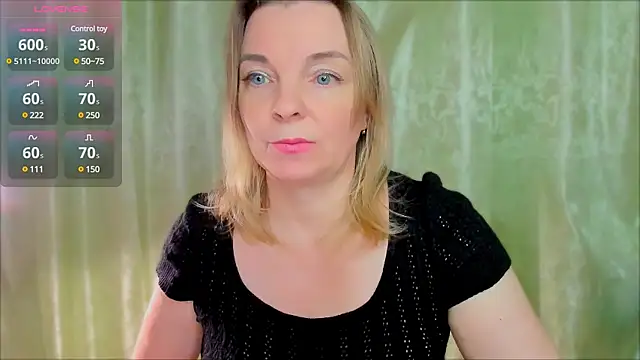 Snapshot of Regina__blue chatting on 02/17/25, 07:10 Regina blue online show from 02/17/25, 07:10