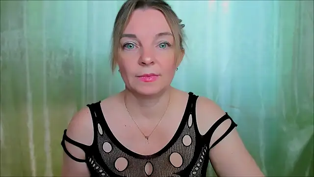 Snapshot of Regina__blue chatting on 02/21/25, 11:55 Regina blue online show from 02/21/25, 11:55