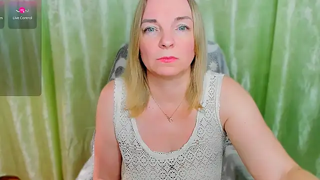 Snapshot of Regina__blue chatting on 03/07/25, 08:55 Regina blue online show from 03/07/25, 08:55