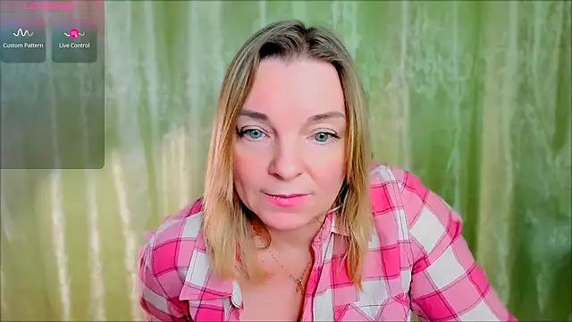 Snapshot of Regina__blue chatting on 03/11/25, 11:04 Regina blue online show from 03/11/25, 11:04