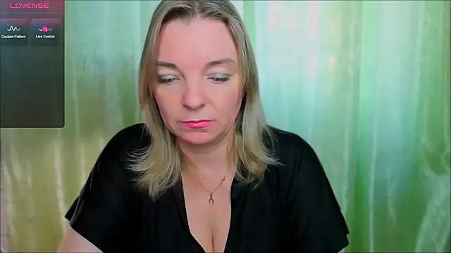 Snapshot of Regina__blue chatting on 03/22/25, 02:47 Regina blue online show from 03/22/25, 02:47