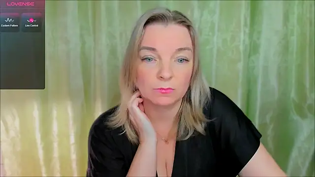 Snapshot of Regina__blue chatting on 03/22/25, 05:52 Regina blue online show from 03/22/25, 05:52