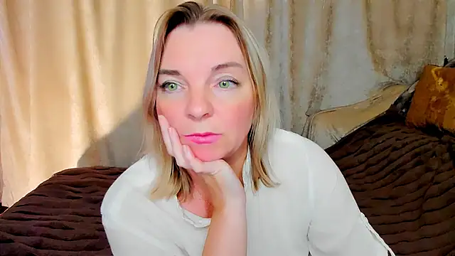 Snapshot of Regina__blue chatting on 09/14/25, 08:19 Regina blue online show from 09/14/25, 08:19