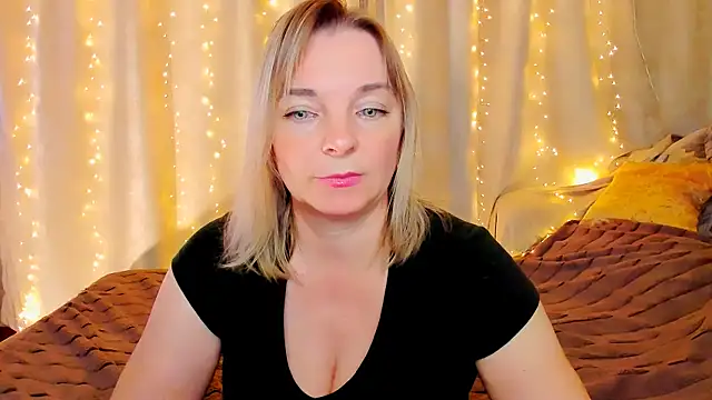 Snapshot of Regina__blue chatting on 10/28/25, 03:58 Regina blue online show from 10/28/25, 03:58